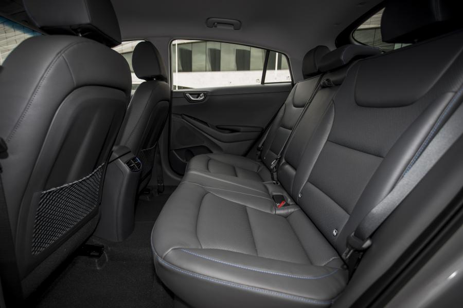 Интерьер Hyundai IONIQ hybrid 2016 года  (UK) (фото 22 из 32)
